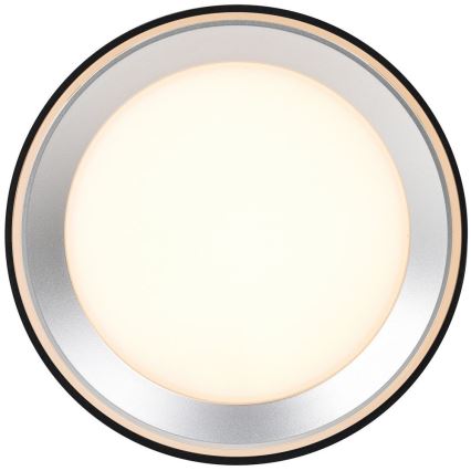 Okrúhle LED svietidlo svieti. Má strieborný a zlatý okraj, vnútornú časť z matného bieleho skla a čierny vonkajší okraj. Je určené na montáž na stenu alebo strop.