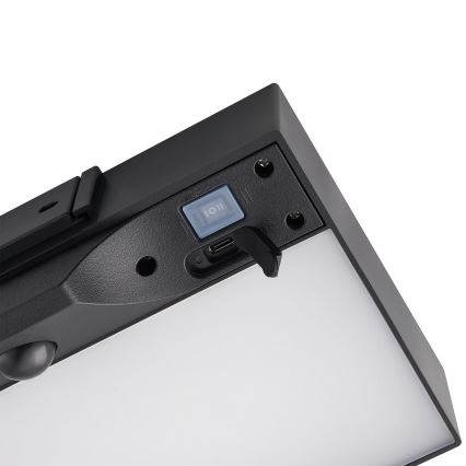 Svietidlo s pohybovým senzorom má vypínač a USB port. Je čiernej farby a má plochý, obdĺžnikový tvar. Upevnenie je zabezpečené na zadnej strane.