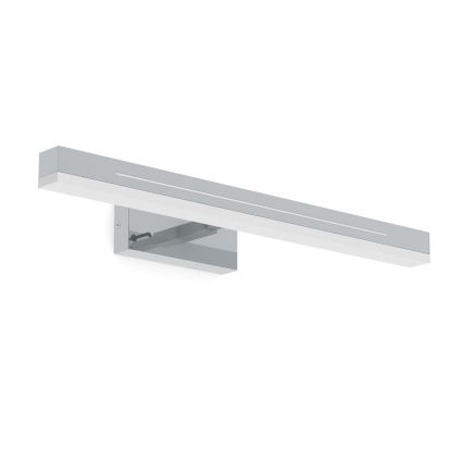 Dlhá chrómová LED lampa je pripevnená na stenu. Svetlo vychádza z dvoch úzkych štrbín v dlhom obdĺžnikovom tele. Pozadie je biele.