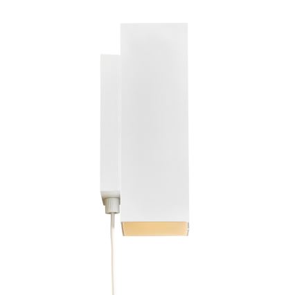 Biela nástenná lampa svieti. Je pripojená k elektrickej sieti bielym káblom. Lampa je umiestnená na bielom pozadí.