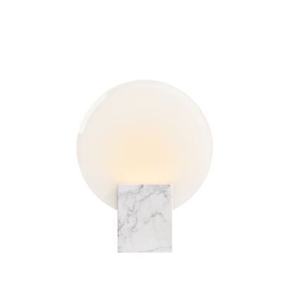 Stolová lampa svieti. Oválny, priesvitný tienidlo je umiestnené na štvorcovej mramorovej podstavci. Biele pozadie.