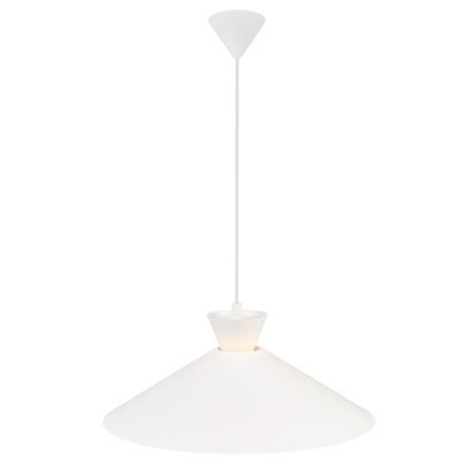 Biela závesná lampa s kuželovitým tienidlom visí zavesená na dlhom kábli na bielom pozadí.