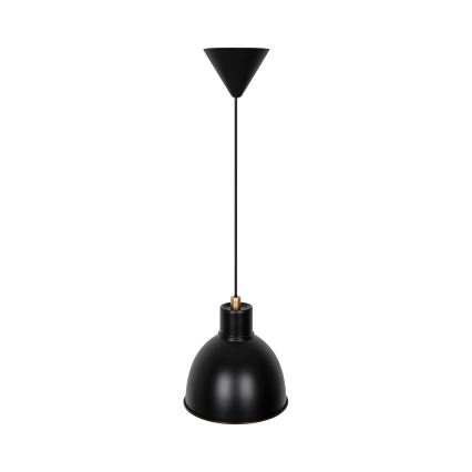 Čierna závesná lampa s kupolovitým tienidlom a kužeľovou stropnou časťou visí na čiernom kábli. Zlatá mosadzná časť je viditeľná na spoji tienidla a kábla. Biele pozadie.