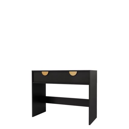 Čierny písací stôl s dvoma zásuvkami a zlatými úchytkami stojí na bielom pozadí. Stôl má jednoduchú konštrukciu s jednou poličkou pod zásuvkami.