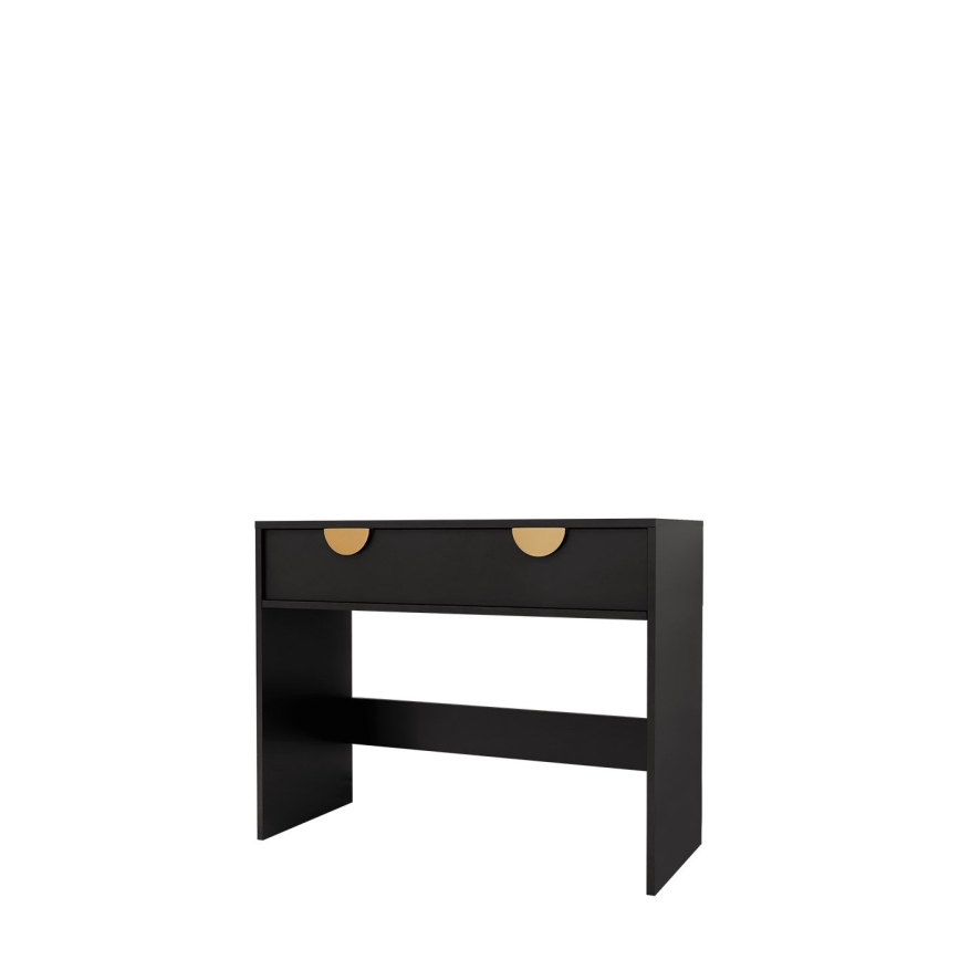 Čierny písací stôl s dvoma zásuvkami a zlatými úchytkami stojí na bielom pozadí. Stôl má jednoduchú konštrukciu s jednou poličkou pod zásuvkami.