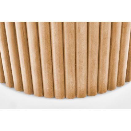 Drevený valcový predmet s vertikálnymi drážkami je umiestnený na svetlom podklade. Drážky sú rovnako široké a vysoké, vytvárajúce pravidelný vzor.