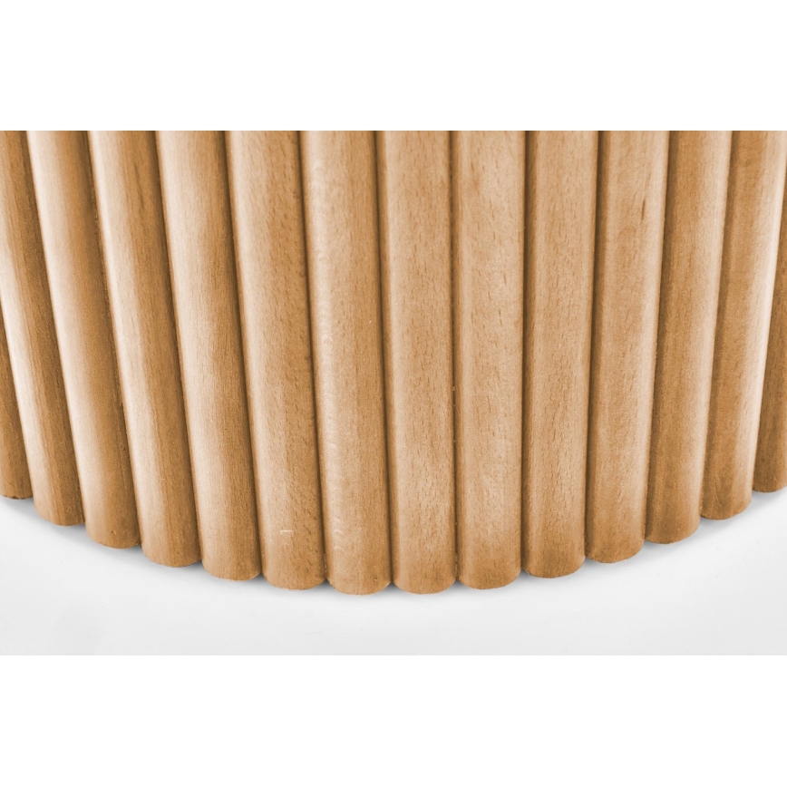 Drevený valcový predmet s vertikálnymi drážkami je umiestnený na svetlom podklade. Drážky sú rovnako široké a vysoké, vytvárajúce pravidelný vzor.