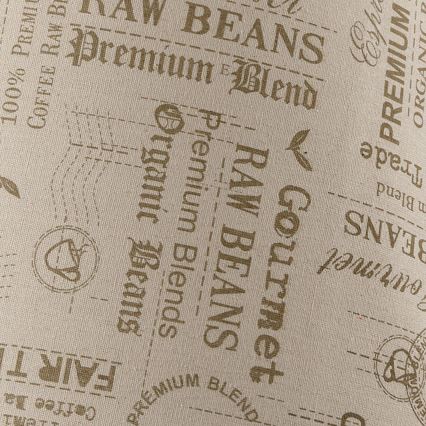 Textílie s potlačou opakujúcich sa slov „RAW BEANS“, „Premium Blend“, „Gourmet“, „Organic Beans“, „Fair Trade“, a ďalších označení týkajúcich sa kávy. Potlač je hnedo-béžová na svetlo béžovom podklade.