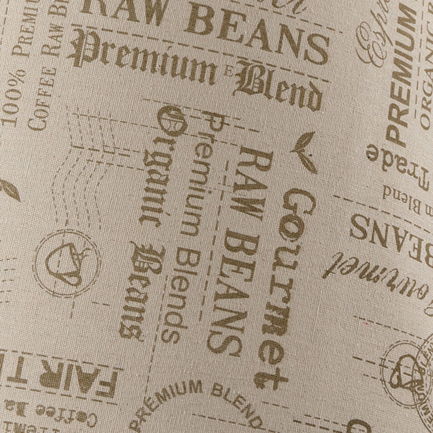 Textílie s potlačou opakujúcich sa slov „RAW BEANS“, „Premium Blend“, „Gourmet“, „Organic Beans“, „Fair Trade“, a ďalších označení týkajúcich sa kávy. Potlač je hnedo-béžová na svetlo béžovom podklade.