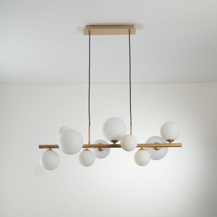 Závesné svietidlo s viacerými guľatými tienidlami z matného skla, zavesené na dvoch kábloch z kovovej stropnej dosky. Tienidlá sú pripevnené k zlatej tyči. Rozmery: 85,5 x 32,5 x 36 cm, maximálna dĺžka zavesenia 150 cm.