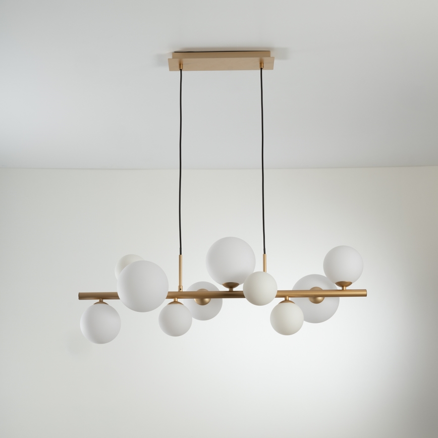 Závesné svietidlo s viacerými guľatými tienidlami z matného skla, zavesené na dvoch kábloch z kovovej stropnej dosky. Tienidlá sú pripevnené k zlatej tyči. Rozmery: 85,5 x 32,5 x 36 cm, maximálna dĺžka zavesenia 150 cm.