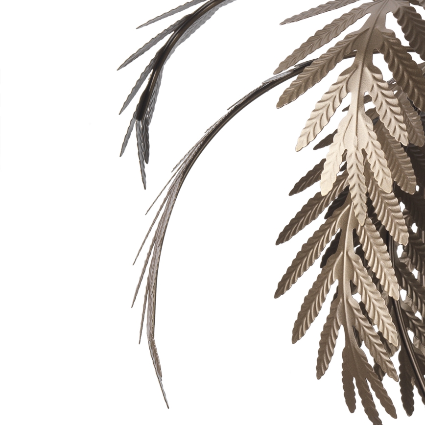 Kovové listy v tvare papradia sú ohnuté do oblúkov. Listy sú svetlohnedo-zlaté, zobrazené na bielom pozadí.