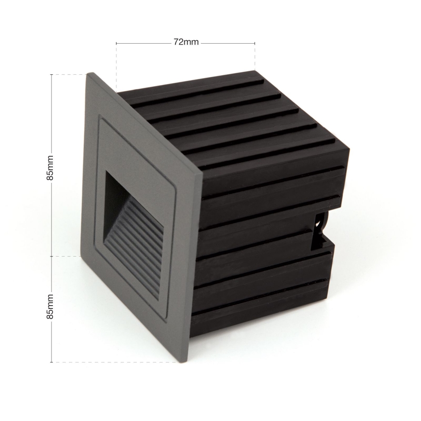 Svietidlo s rozmermi 85mm x 85mm x 72mm je umiestnené na bielom pozadí. Svietidlo je sivé s čiernym zadným krytom. Má štvorcový tvar s výrezom na vyžarovanie svetla.