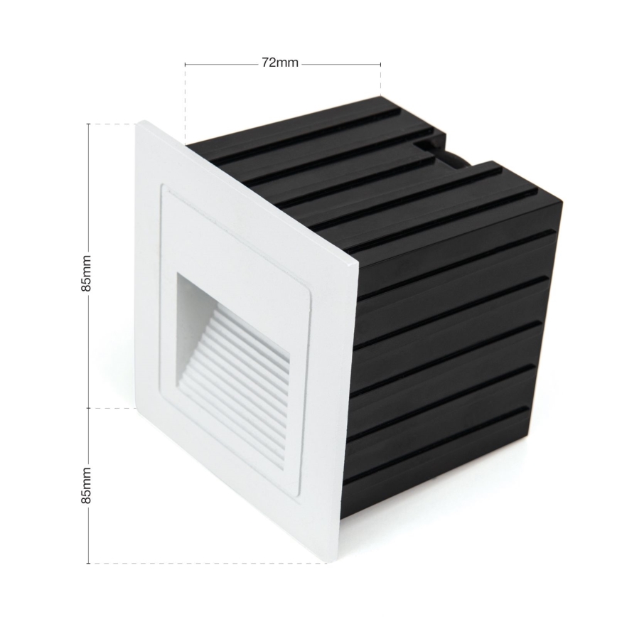 Svietidlo s rozmermi 85x85x72 mm je zobrazené na bielom pozadí. Má biely štvorcový kryt s otvorom na svetlo a čierny zadný panel s vertikálnymi drážkami.