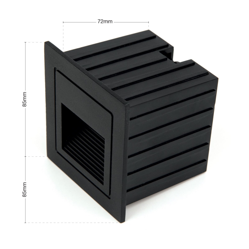 Čierne štvorcové LED svietidlo s rozmermi 85mm x 85mm x 72mm je zobrazené na bielom pozadí. Svietidlo má na prednej strane úzky otvor pre svetlo.