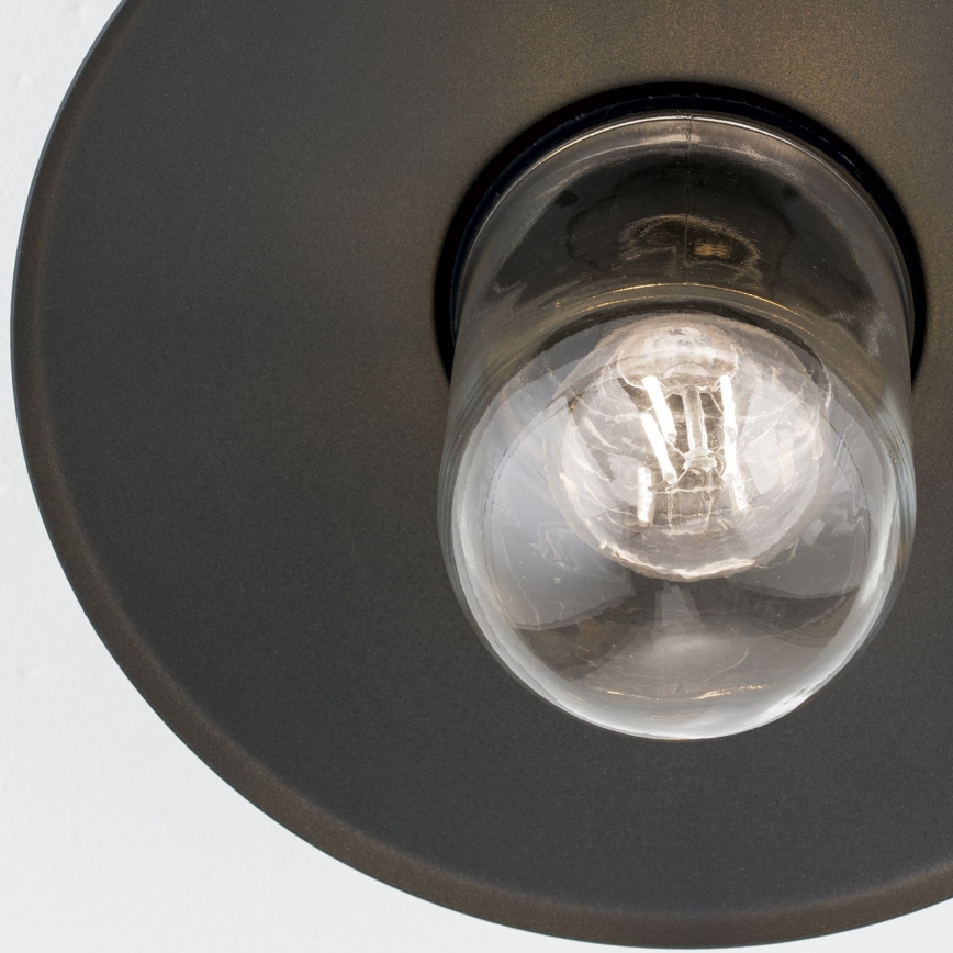 Svietidlo svieti. Je umiestnené na strope. Svietidlo je tmavosivé, guľová žiarovka je z priehľadného skla.