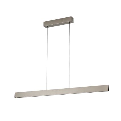 Dlhá, obdĺžniková kovová lampa visí zo stropu na dvoch kábloch. Je pripevnená k štvorcovému stropnému držiaku. Biela pozadí.