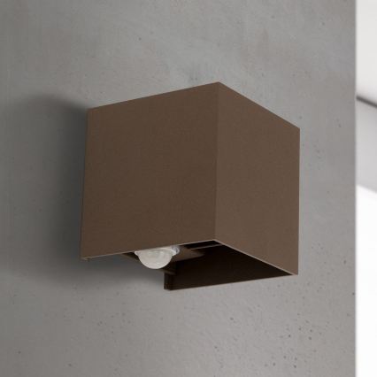 Vonkajšie nástenné svietidlo s pohybovým a súmrakovým senzorom CUBE-S LED/13W/230V IP54 hnedá