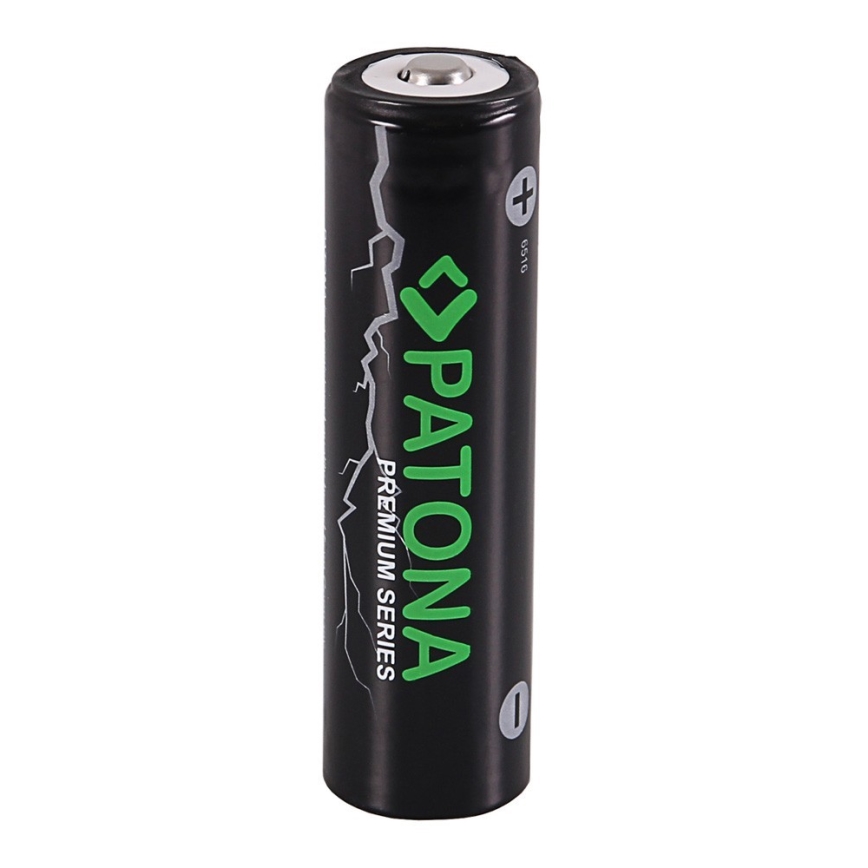 Batéria Patona Premium Series stojí na bielom pozadí. Na čiernom obale je zelené logo Patona a nápis PREMIUM SERIES.