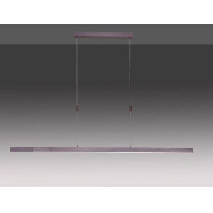 Dlhá hnedá stropná lampa visí na dvoch kábloch z rovnej hornej lišty. Svetlo je umiestnené v tmavšom prostredí.
