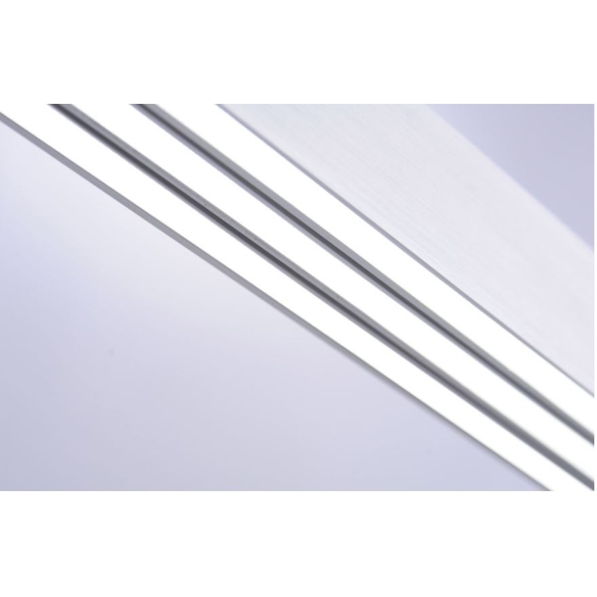 Dve paralelné LED lišty sú umiestnené na strope. Lišty sú zapustené a vyžarujú svetlo. Svetlo je biele, pozadie je svetlofialové.