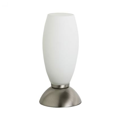 Stolová lampa s mliečnobielym skleneným tienidlom tvaru vázy stojí na nízkej kovovej podnoži striebornej farby. Lampa je umiestnená na bielom pozadí.