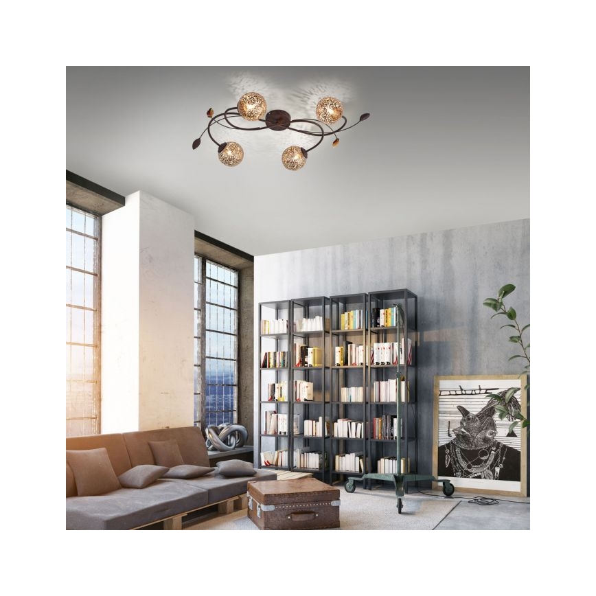 Stropné svietidlo s piatimi guľovými tienidlami a vetvičkami sa nachádza v priestrannej obývacej izbe s knižnicou a pohovkou.