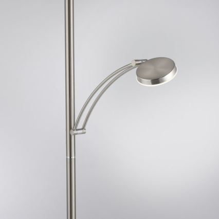 Stojacia lampa s kovovou konštrukciou a výklopnou LED lampou na dlhom oblúku. Lampa je striebornej farby a umiestnená na jednoduchom svetlom pozadí.