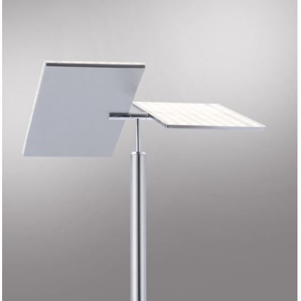 Stojanová lampa s dvoma štvorcovými tienidlami, z ktorých jedno je mriežkové, sa nachádza na jednoduchom kovovom stojane pred svetlosivým pozadím.