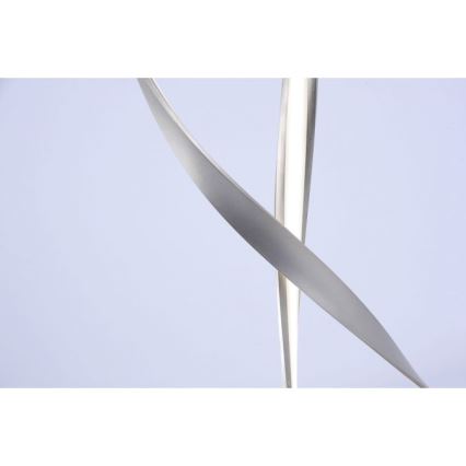 Dve kovové pásky sa prepletajú a vytvárajú abstraktný tvar pred svetlosivým pozadím.