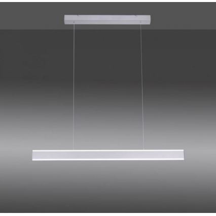 Dlhá štíhla LED lampa visí zo stropu na dvoch kábloch. Lampa je umiestnená v tmavej miestnosti.