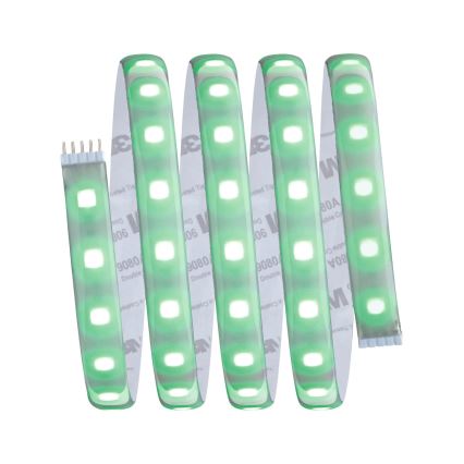 LED pásik svieti zelenou farbou, je stočený a má pripojený konektor. Pásik je vybavený lepiacou páskou. Na obale je čiastočne čitateľný text: „9080 Double Coated Tape“, „80A“ a „W“.