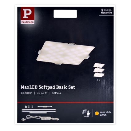 Balenie s LED panelom MaxLED Softpad Basic Set. Panel svieti. Sada obsahuje tri LED pásy a napájací adaptér. Napätie 230/24V, príkon 3x3,3W, svetelný tok 3x288 lm, teplá biela farba (2700K), snímač.