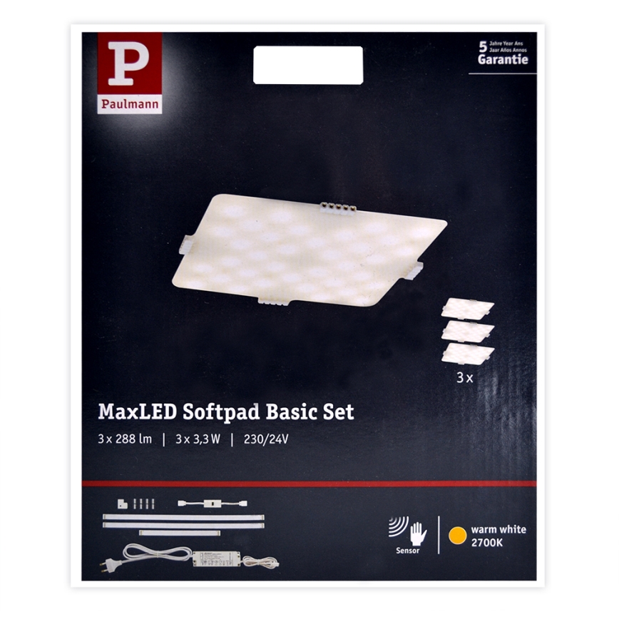 Balenie s LED panelom MaxLED Softpad Basic Set. Panel svieti. Sada obsahuje tri LED pásy a napájací adaptér. Napätie 230/24V, príkon 3x3,3W, svetelný tok 3x288 lm, teplá biela farba (2700K), snímač.