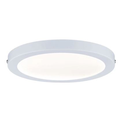 Okrúhle stropné LED svietidlo s bielym difúzorom a úzkym bielym rámom je pripevnené k stropu. Svetlo je rozptýlené cez difúzor. Svietidlo je zobrazené na bielom pozadí.