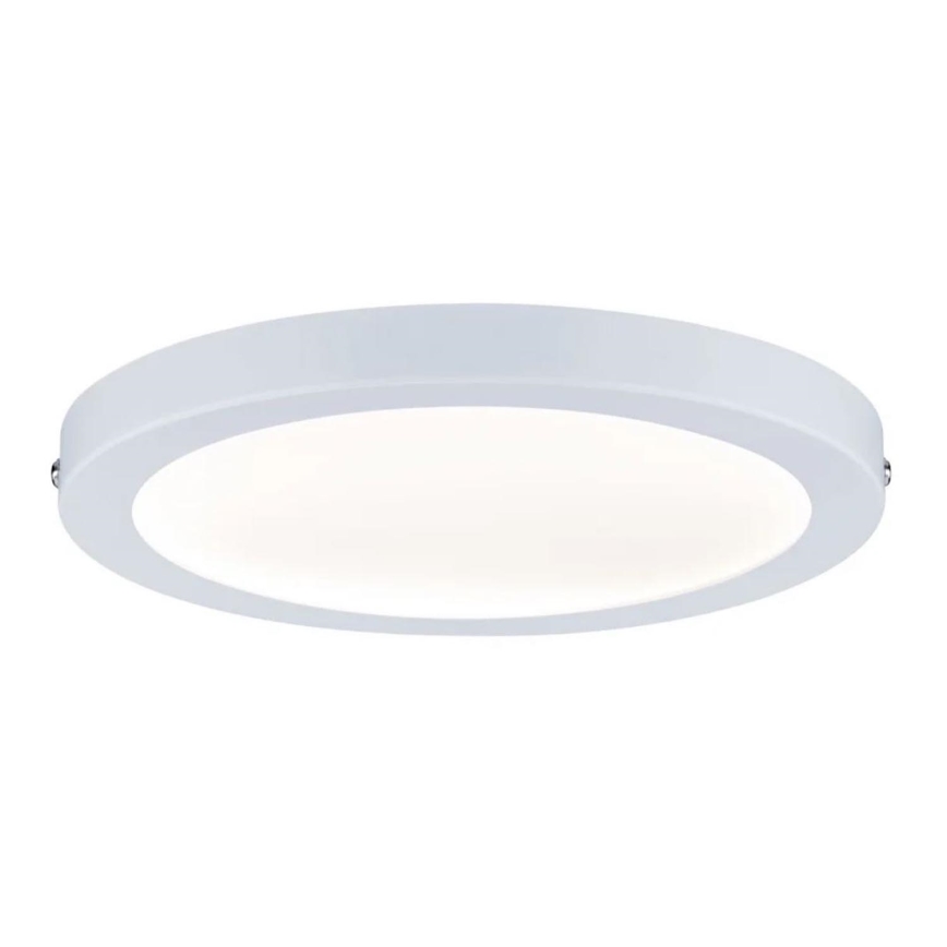Okrúhle stropné LED svietidlo s bielym difúzorom a úzkym bielym rámom je pripevnené k stropu. Svetlo je rozptýlené cez difúzor. Svietidlo je zobrazené na bielom pozadí.