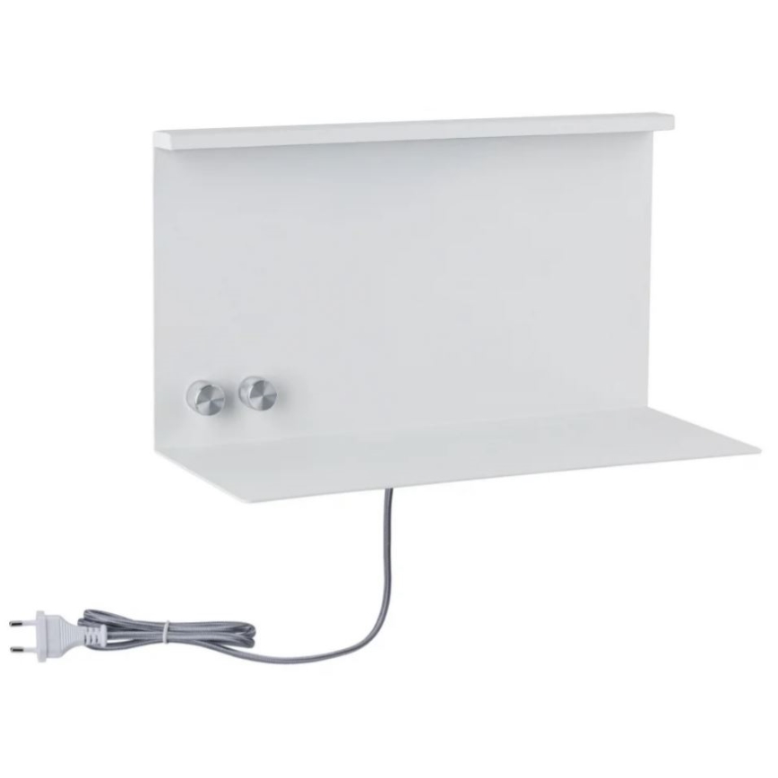 Biela nástenná polička s integrovaným osvetlením je pripevnená na stene. Má dva otočné ovládače a sieťový kábel s vidlicou.
