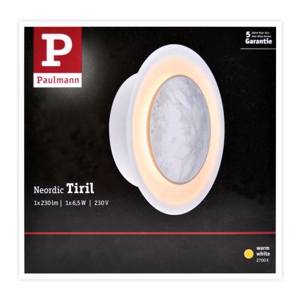 Biela nástenná lampa tvaru podšálky s mramorovým efektom v strede svieti. Je umiestnená na tmavom pozadí. Technické údaje: Neordic Tiril, 1x230lm, 1x6,5W, 230V, teplá biela (2700K). Záruka 5 rokov.