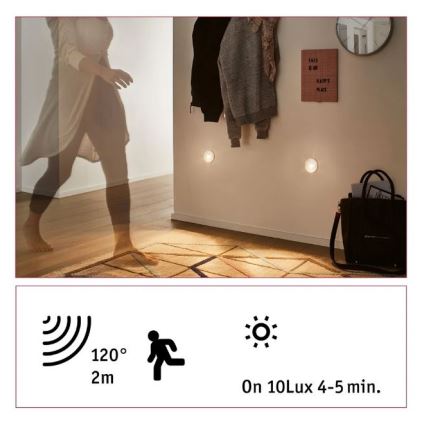 Dve malé nástenné lampy s detektorom pohybu sa rozsvecujú pri pohybe osoby v chodbe. Senzor má dosah 2m a 120°. Zapínajú sa pri osvetlení 10 luxov a zostávajú zapnuté 4-5 minút.