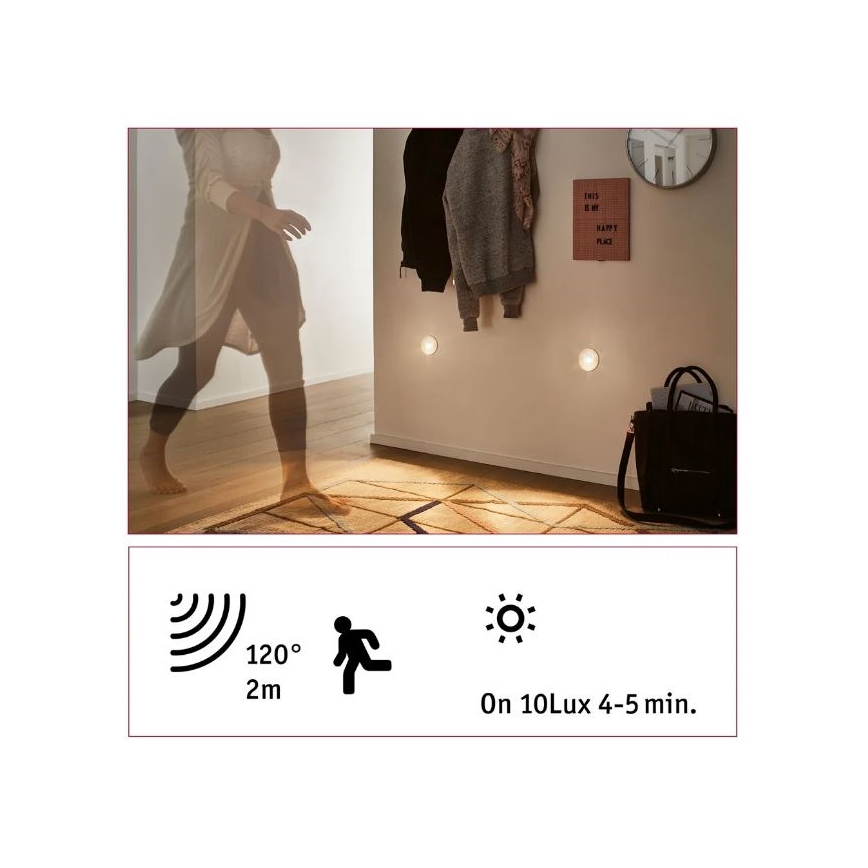 Dve malé nástenné lampy s detektorom pohybu sa rozsvecujú pri pohybe osoby v chodbe. Senzor má dosah 2m a 120°. Zapínajú sa pri osvetlení 10 luxov a zostávajú zapnuté 4-5 minút.
