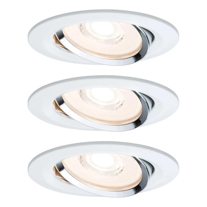 Tri vstavané bodové svetlá s bielym rámom a chrómovým vnútorným krúžkom sú zobrazené na bielom pozadí. Svetlá sú usporiadané vertikálne pod sebou.