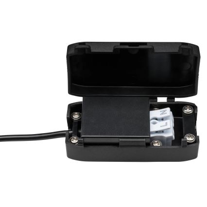 Čierna plastová krabička s otvoreným vekom odhaľuje vnútorné svorkovnice s označením L a N. Pripojený je čierny kábel. Krabička je upevnená skrutkami.