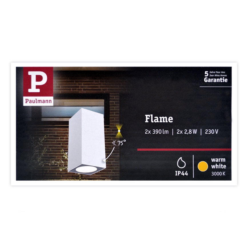 Biela štvorcová lampa svieti v exteriéri. Svietidlo má uhol svietenia 75°. Parametre: Flame, 2x 390 lm, 2x 2,8 W, 230 V, IP44, teplá biela (3000 K), 5-ročná záruka.