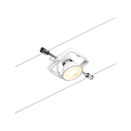 Biela bodová LED lampa je pripevnená k dvom paralelným káblom. Svieti. Lampa je umiestnená v štvorcovom bielom držiaku s kovovými spojovacími prvkami.