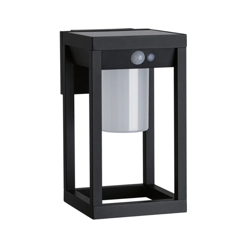 Solárny vonkajší nástenný svietiaci panel s čírym valcovým difúzorom, integrovaným pohybovým senzorom a čiernym kovovým rámom. Svietidlo je pripevnené na stene.