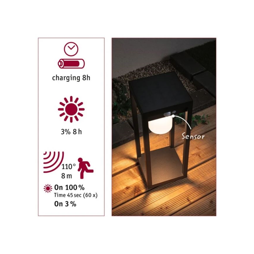 Solárna záhradná lampa svieti na drevenej terase. Lampa má senzor pohybu s dosahom 8 metrov a uhlom 110°. Nabíjanie trvá 8 hodín, svieti na 100% jasu 45 sekúnd (60x) a na 3% jasu 8 hodín.
