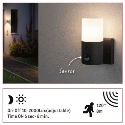 Čierna nástenná lampa s pohybovým senzorom svieti. Lampa je umiestnená na vonkajšej stene pri chodníku. Technické parametre: zapínanie/vypínanie 10-2000 Lux (nastaviteľné), čas svietenia 5 sekúnd - 8 minút, dosah snímača 8 metrov, uhol snímania 120 stupňov.