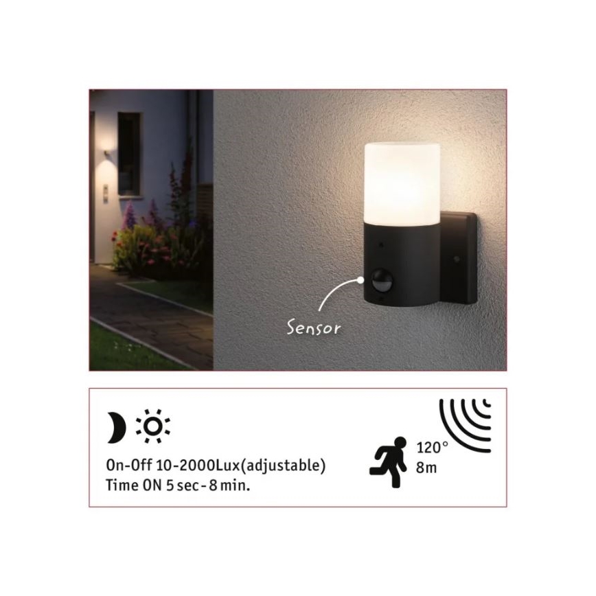 Čierna nástenná lampa s pohybovým senzorom svieti. Lampa je umiestnená na vonkajšej stene pri chodníku. Technické parametre: zapínanie/vypínanie 10-2000 Lux (nastaviteľné), čas svietenia 5 sekúnd - 8 minút, dosah snímača 8 metrov, uhol snímania 120 stupňov.