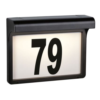 Svietiaca domová značka s číslom 79, je umiestnená na stene, má solárny panel a čierny rám.