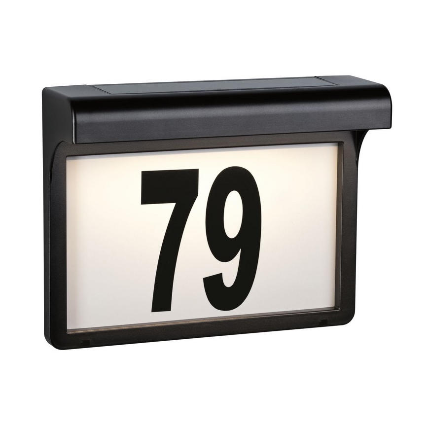 Svietiaca domová značka s číslom 79, je umiestnená na stene, má solárny panel a čierny rám.